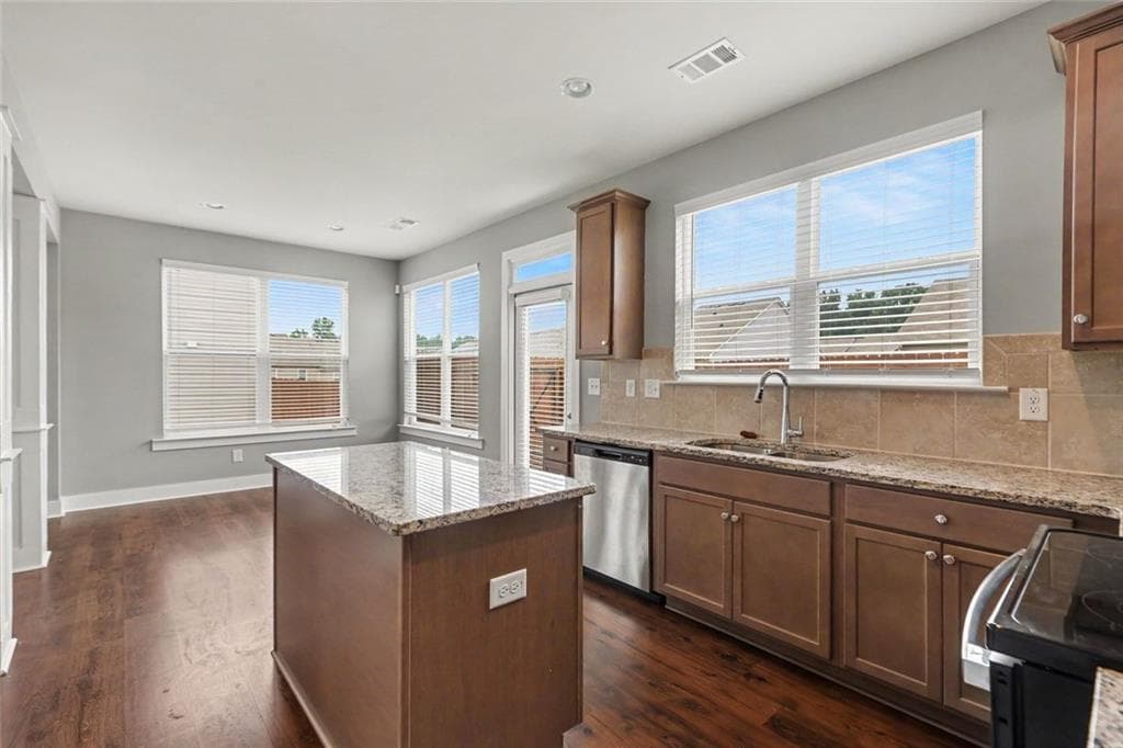 3 bedroom, 3 bathroom, 2,024 sq ft townhouse for sale at 7666 Squire Court, Fairburn, GA 30213 — photo 9