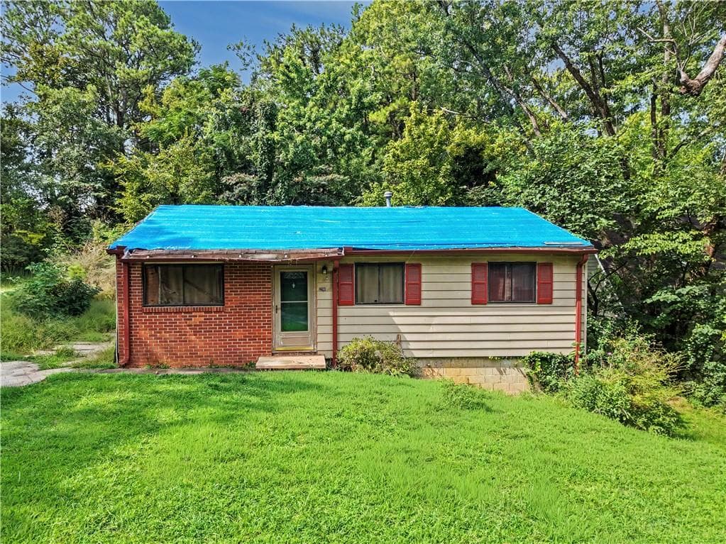 3 bedroom, 1 bathroom, 900 sq ft single family residence under contract at 2190 Addison Place, Atlanta, GA 30318 — photo 2