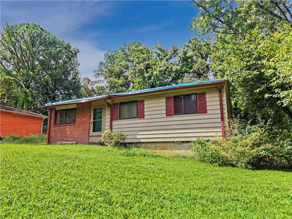 3 bedroom, 1 bathroom, 900 sq ft single family residence under contract at 2190 Addison Place, Atlanta, GA 30318 — photo 3