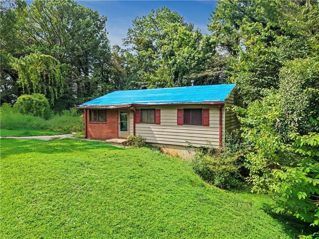 3 bedroom, 1 bathroom, 900 sq ft single family residence under contract at 2190 Addison Place, Atlanta, GA 30318 — photo 4