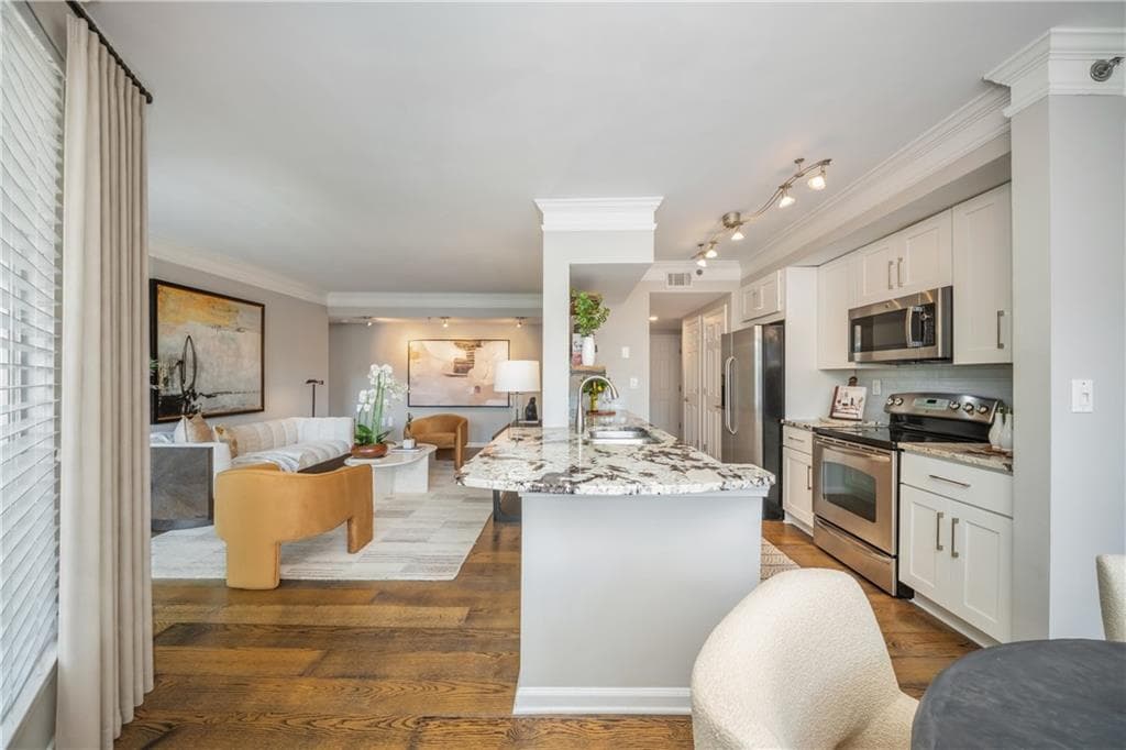 2 bedroom, 2 bathroom, 1,350 sq ft condominium for sale at 275 13th Street 312, Atlanta, GA 30309 — photo 2