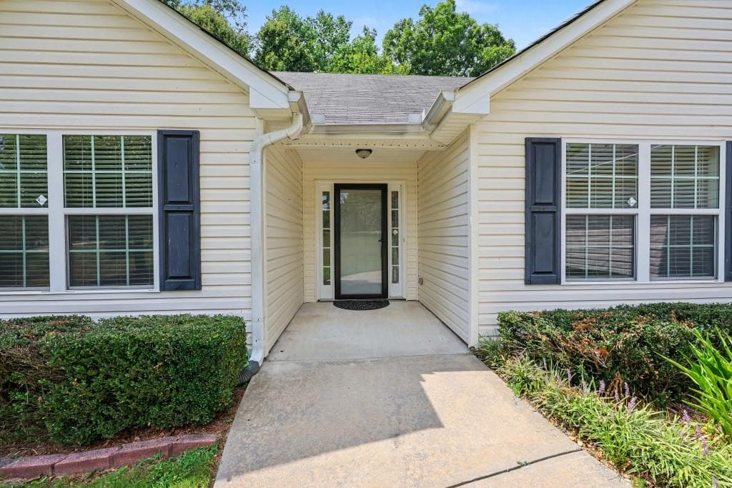3 bedroom, 2 bathroom, 1,614 sq ft single family residence under contract at 2844 Sawyer Mill Drive, Gainesville, GA 30507 — photo 2