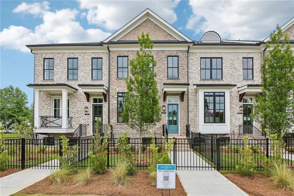 3 bedroom, 4 bathroom, 2,105 sq ft townhouse for sale at 350 Crimson Pine Alley 17, Alpharetta, GA 30009 — photo 2