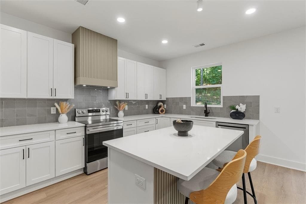 3 bedroom, 4 bathroom, 2,562 sq ft single family residence under contract at 2195 Amberly Glen Way, Dacula, GA 30019 — photo 2