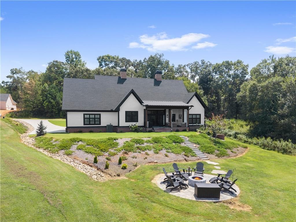 4 bedroom, 3 bathroom, 2,552 sq ft single family residence under contract at 1844 Bermuda Avenue, Demorest, GA 30535 — photo 3