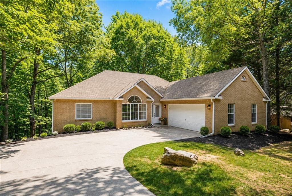 3 bedroom, 2 bathroom, 1,837 sq ft single family residence under contract at 305 Michael Circle, Canton, GA 30114 — photo 2