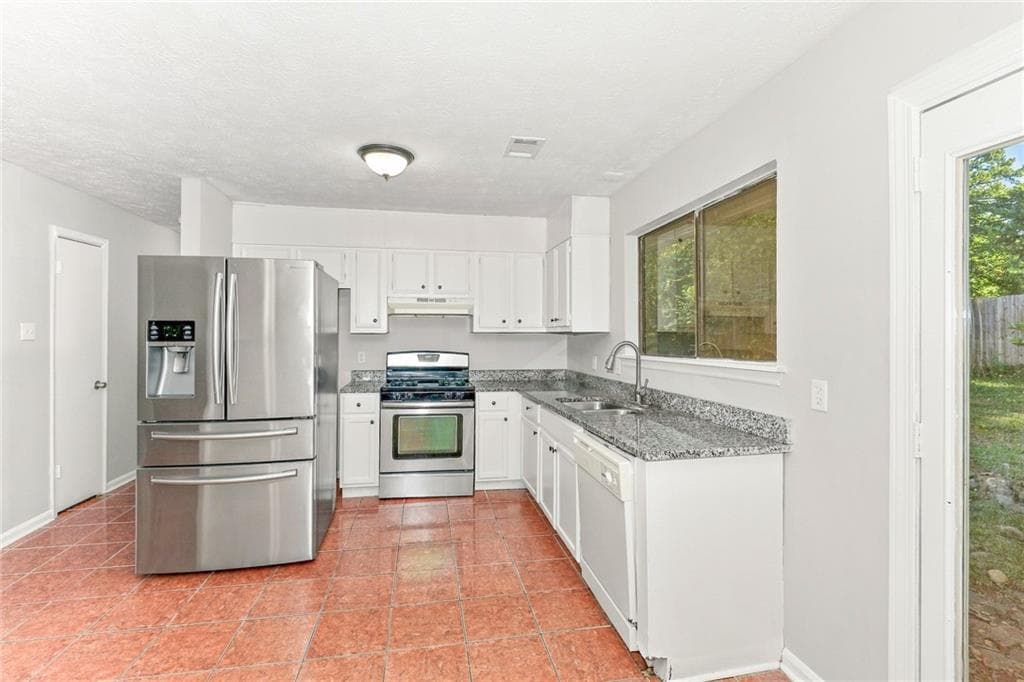 3 bedroom, 2 bathroom, 1,382 sq ft single family residence for rent at 596 Crestmont Court, Jonesboro, GA 30238 for $1,570 a month — photo 2