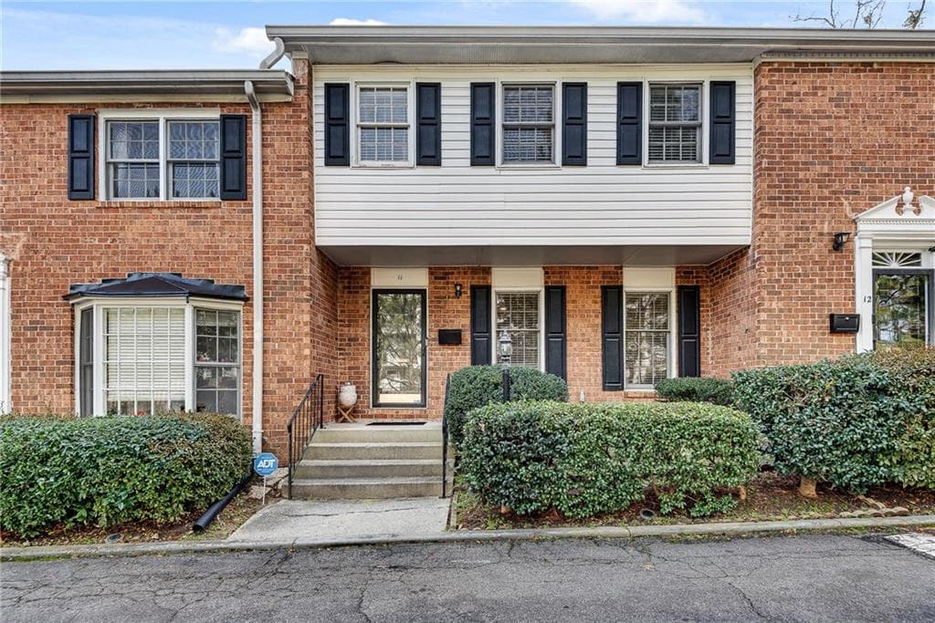 3 bedroom, 3 bathroom, 1,534 sq ft townhouse for rent at 6520 Roswell Road 11, Sandy Springs, GA 30328 for $2,500 a month — photo 1 of 31