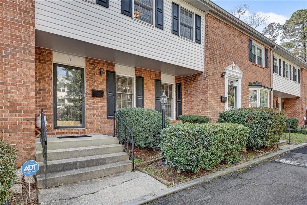 3 bedroom, 3 bathroom, 1,534 sq ft townhouse for rent at 6520 Roswell Road 11, Sandy Springs, GA 30328 for $2,500 a month — photo 2