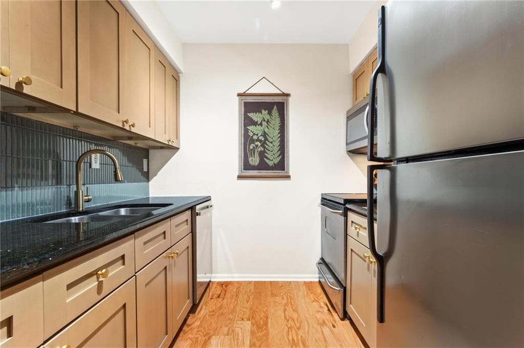 1 bedroom, 1 bathroom, 775 sq ft condominium for sale at 1150 Collier Road A10, Atlanta, GA 30318 — photo 2