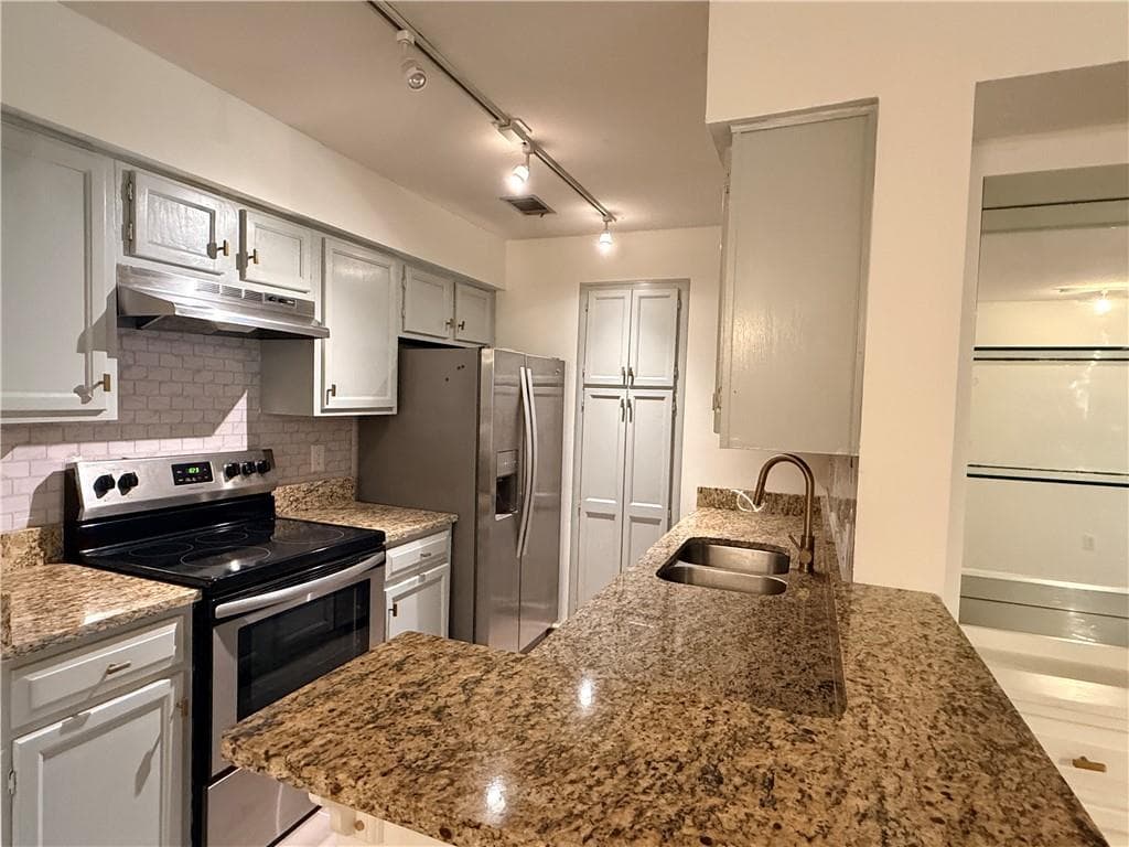 2 bedroom, 2 bathroom, 1,224 sq ft condominium under contract at 24216 Plantation Drive, Atlanta, GA 30324 — photo 2
