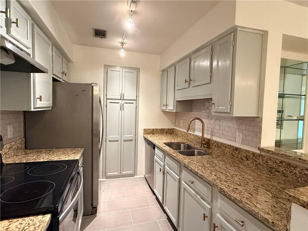 2 bedroom, 2 bathroom, 1,224 sq ft condominium under contract at 24216 Plantation Drive, Atlanta, GA 30324 — photo 3