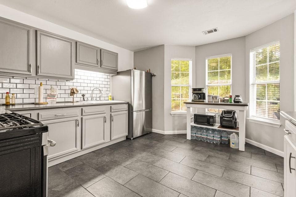 4 bedroom, 3 bathroom, 1,960 sq ft single family residence under contract at 5756 Chisolm Trail, Atlanta, GA 30349 — photo 3
