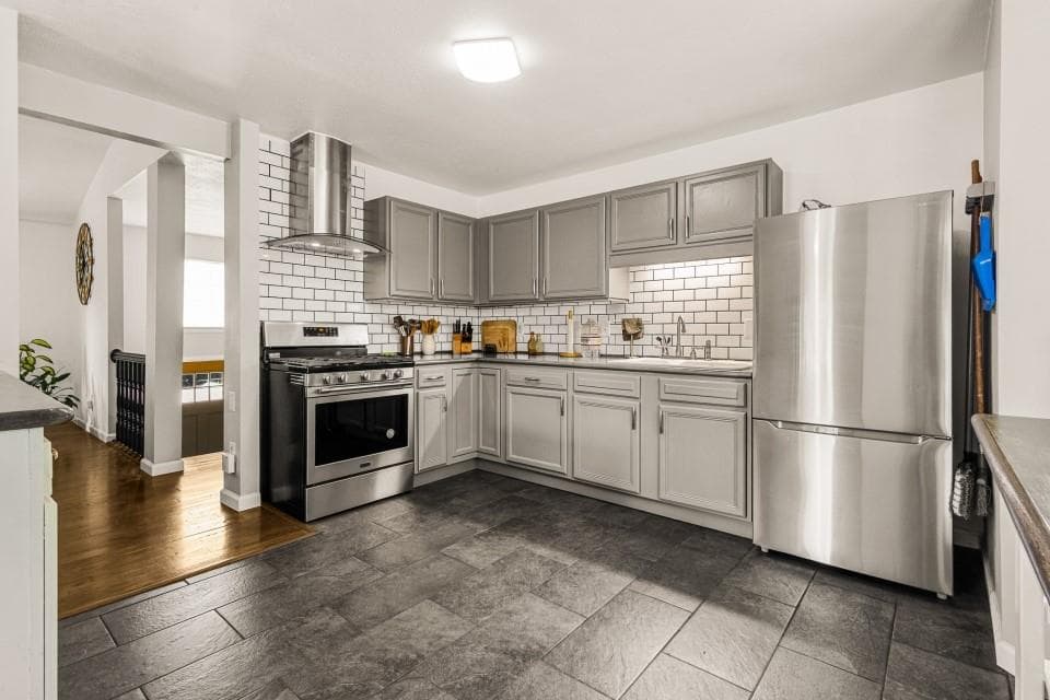 4 bedroom, 3 bathroom, 1,960 sq ft single family residence under contract at 5756 Chisolm Trail, Atlanta, GA 30349 — photo 4