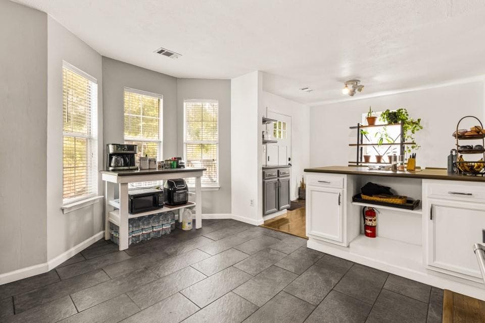 4 bedroom, 3 bathroom, 1,960 sq ft single family residence under contract at 5756 Chisolm Trail, Atlanta, GA 30349 — photo 6