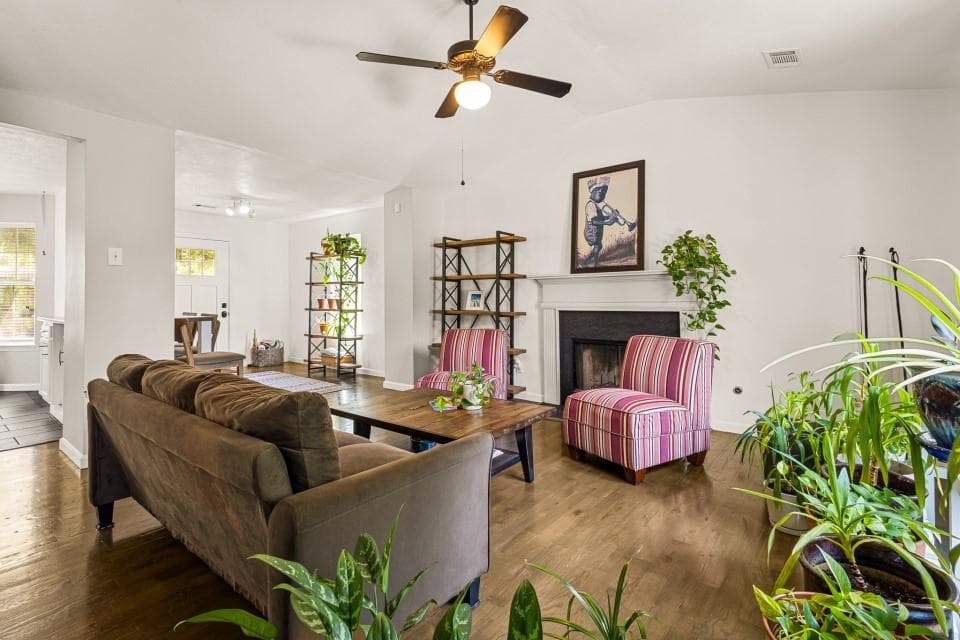 4 bedroom, 3 bathroom, 1,960 sq ft single family residence under contract at 5756 Chisolm Trail, Atlanta, GA 30349 — photo 9