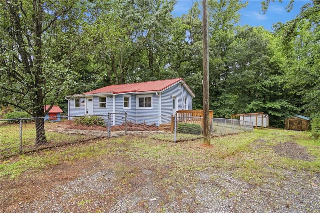 2 bedroom, 1 bathroom, 820 sq ft single family residence for sale at 6815 Bannister Road, Cumming, GA 30028 — photo 3