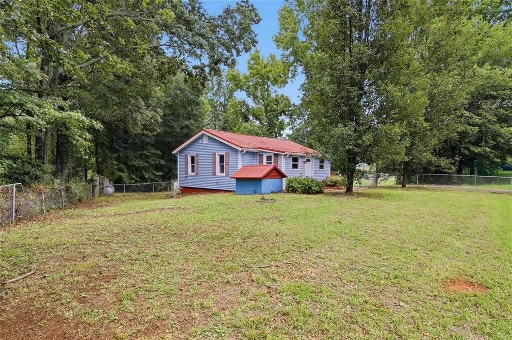 2 bedroom, 1 bathroom, 820 sq ft single family residence for sale at 6815 Bannister Road, Cumming, GA 30028 — photo 4
