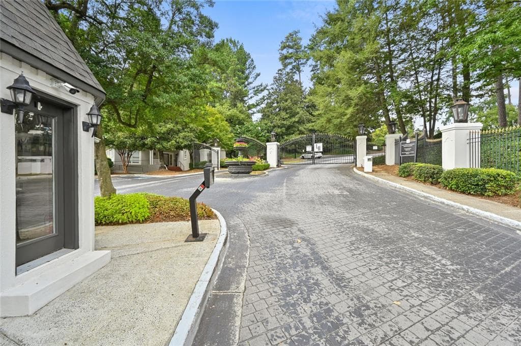 2 bedroom, 2 bathroom, 1,249 sq ft condominium for sale at 2201 Pine Heights Drive, Atlanta, GA 30324 — photo 3