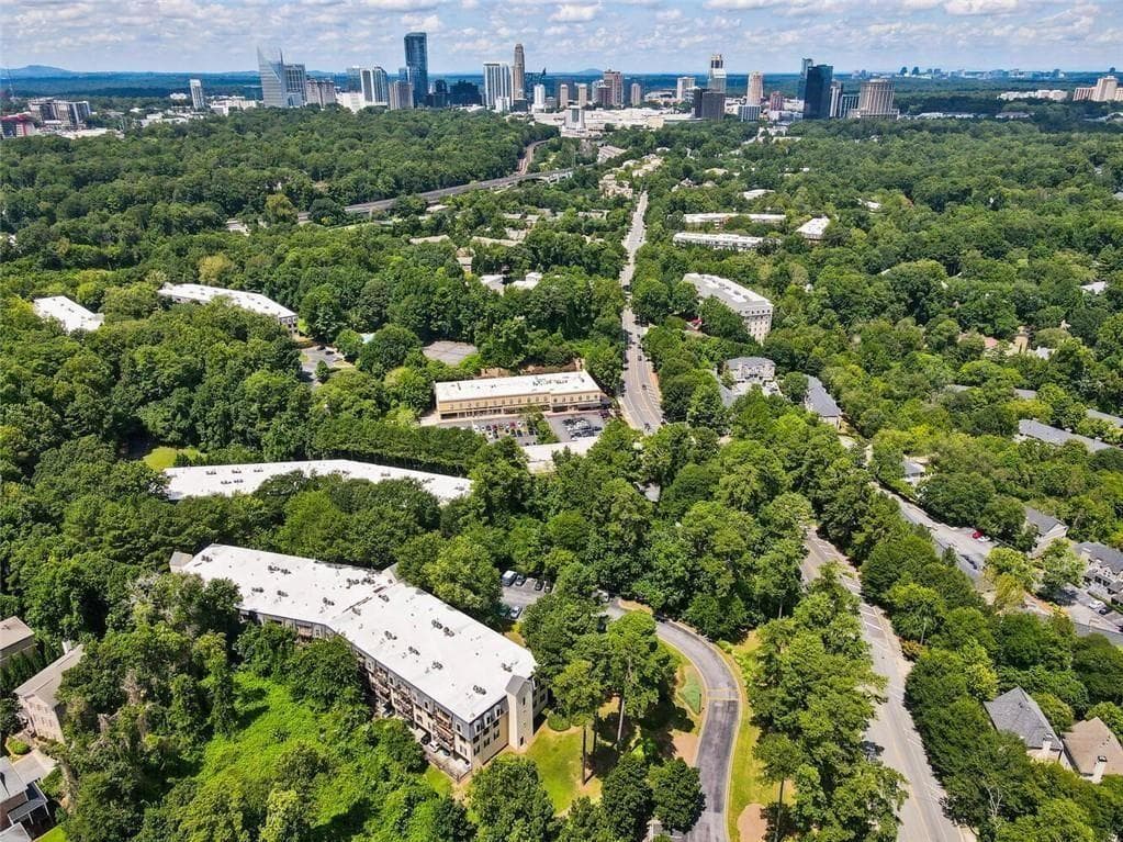2 bedroom, 2 bathroom, 1,249 sq ft condominium for sale at 2201 Pine Heights Drive, Atlanta, GA 30324 — photo 4