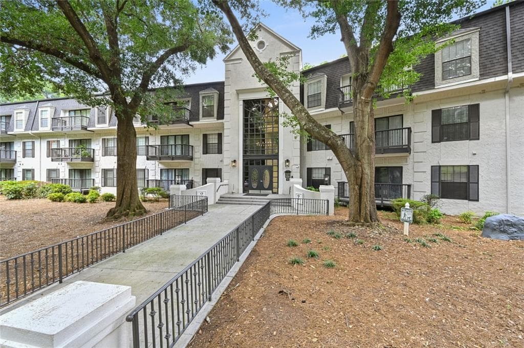2 bedroom, 2 bathroom, 1,249 sq ft condominium for sale at 2201 Pine Heights Drive, Atlanta, GA 30324 — photo 6