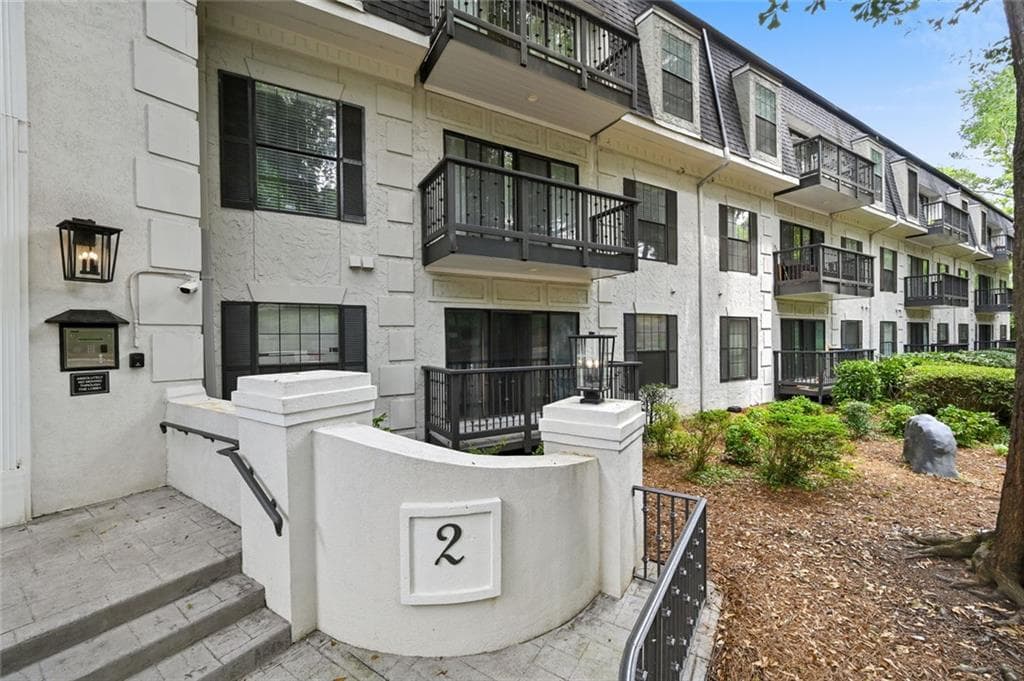 2 bedroom, 2 bathroom, 1,249 sq ft condominium for sale at 2201 Pine Heights Drive, Atlanta, GA 30324 — photo 8
