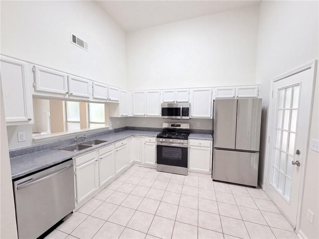 4 bedroom, 3 bathroom, 1,892 sq ft single family residence for sale at 901 Lauren Kay Court, Lawrenceville, GA 30046 — photo 2