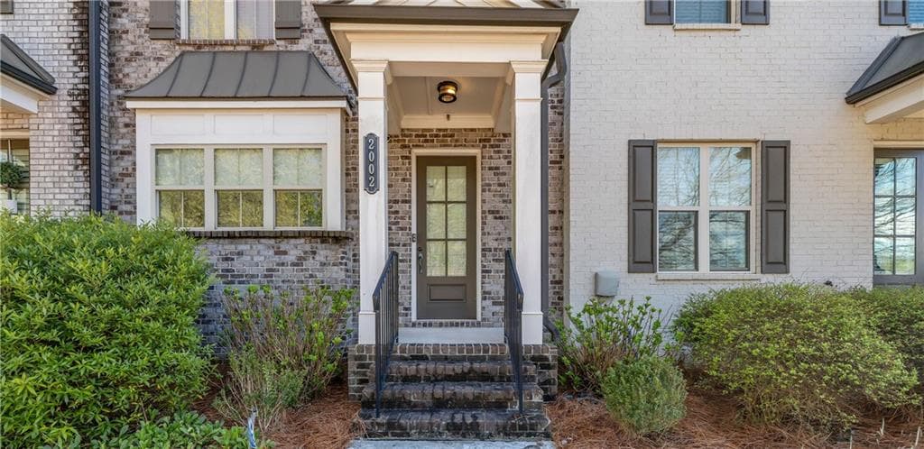 3 bedroom, 4 bathroom, 2,178 sq ft townhouse under contract at 2002 Forte Lane, Alpharetta, GA 30009
