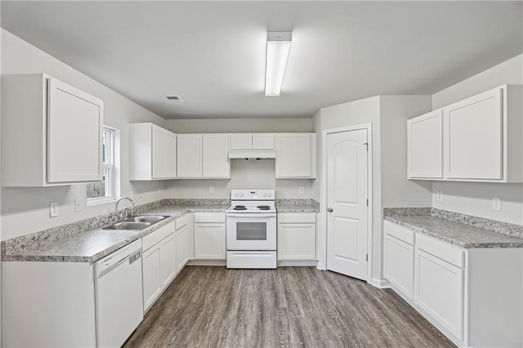 4 bedroom, 3 bathroom, 2,031 sq ft single family residence for sale at 4036 Liberty Estates Drive, Macon, GA 31216 — photo 2