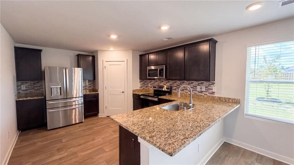 5 bedroom, 3 bathroom, 2,376 sq ft single family residence for sale at 800 Maduro Way, Mcdonough, GA 30253 — photo 2