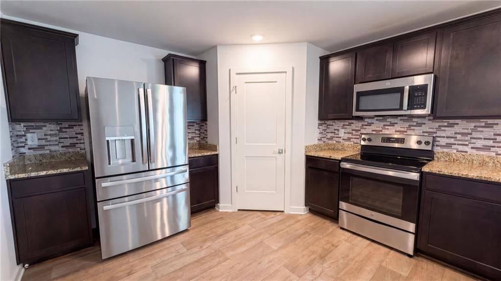 5 bedroom, 3 bathroom, 2,376 sq ft single family residence for sale at 800 Maduro Way, Mcdonough, GA 30253 — photo 7