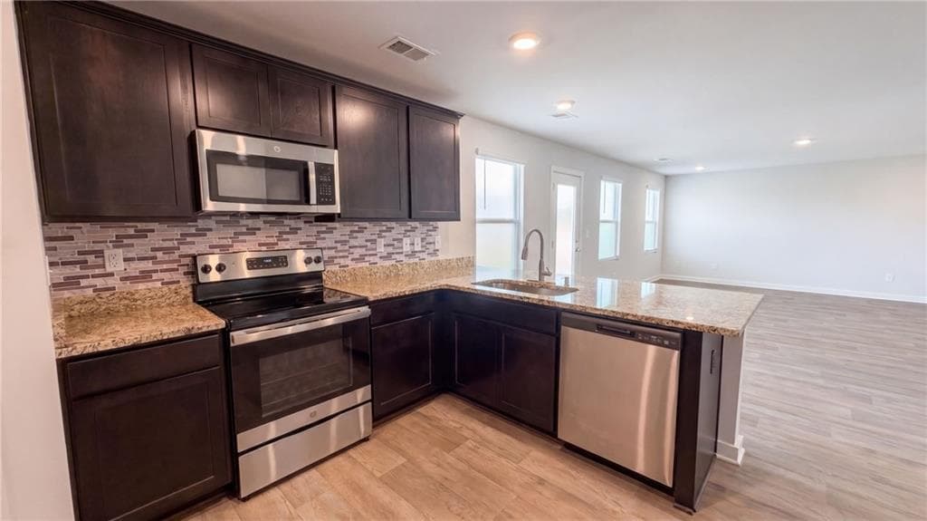 5 bedroom, 3 bathroom, 2,376 sq ft single family residence for sale at 800 Maduro Way, Mcdonough, GA 30253 — photo 8