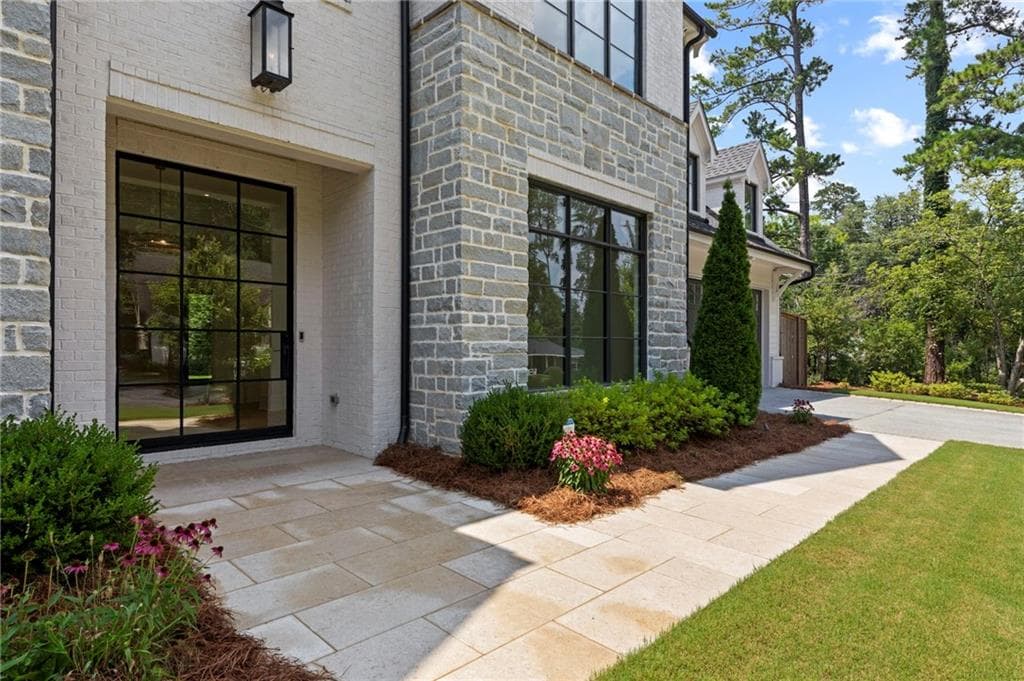 5 bedroom, 6 bathroom, 6,365 sq ft single family residence for sale at 4550 Jolyn Place, Sandy Springs, GA 30342 — photo 4