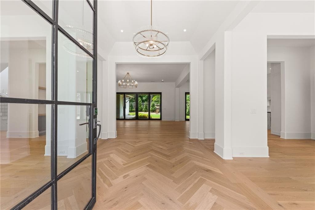 5 bedroom, 6 bathroom, 6,365 sq ft single family residence for sale at 4550 Jolyn Place, Sandy Springs, GA 30342 — photo 5