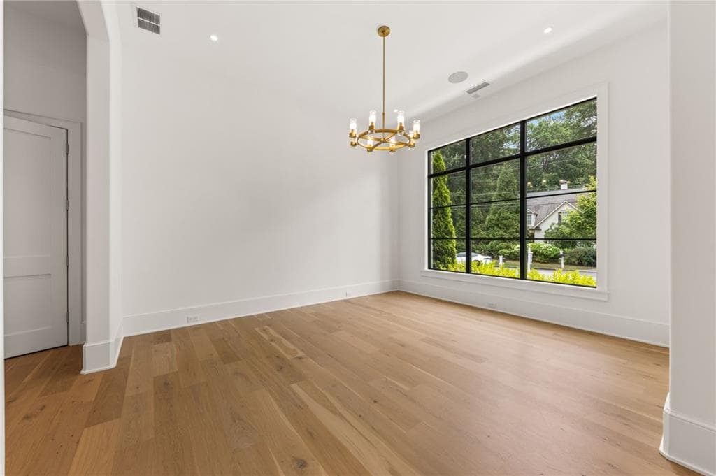 5 bedroom, 6 bathroom, 6,365 sq ft single family residence for sale at 4550 Jolyn Place, Sandy Springs, GA 30342 — photo 7