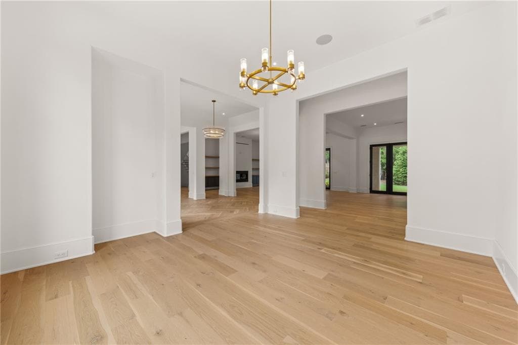 5 bedroom, 6 bathroom, 6,365 sq ft single family residence for sale at 4550 Jolyn Place, Sandy Springs, GA 30342 — photo 8