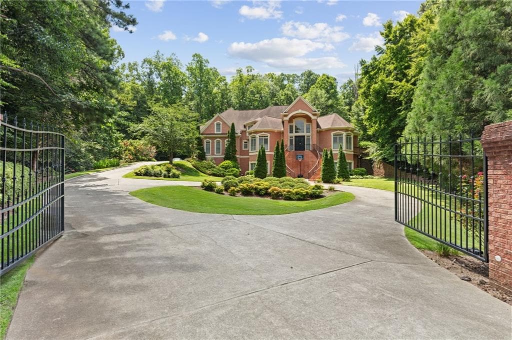 6 bedroom, 7 bathroom, 7,552 sq ft single family residence for sale at 4680 Hamden Forest Drive, Atlanta, GA 30331 — photo 2