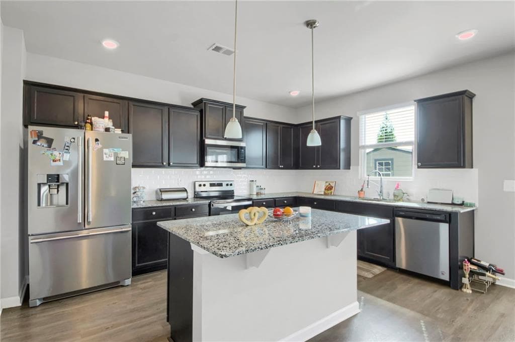 5 bedroom, 3 bathroom, 2,802 sq ft single family residence under contract at 6806 Creekgate Way, Douglasville, GA 30134 — photo 7