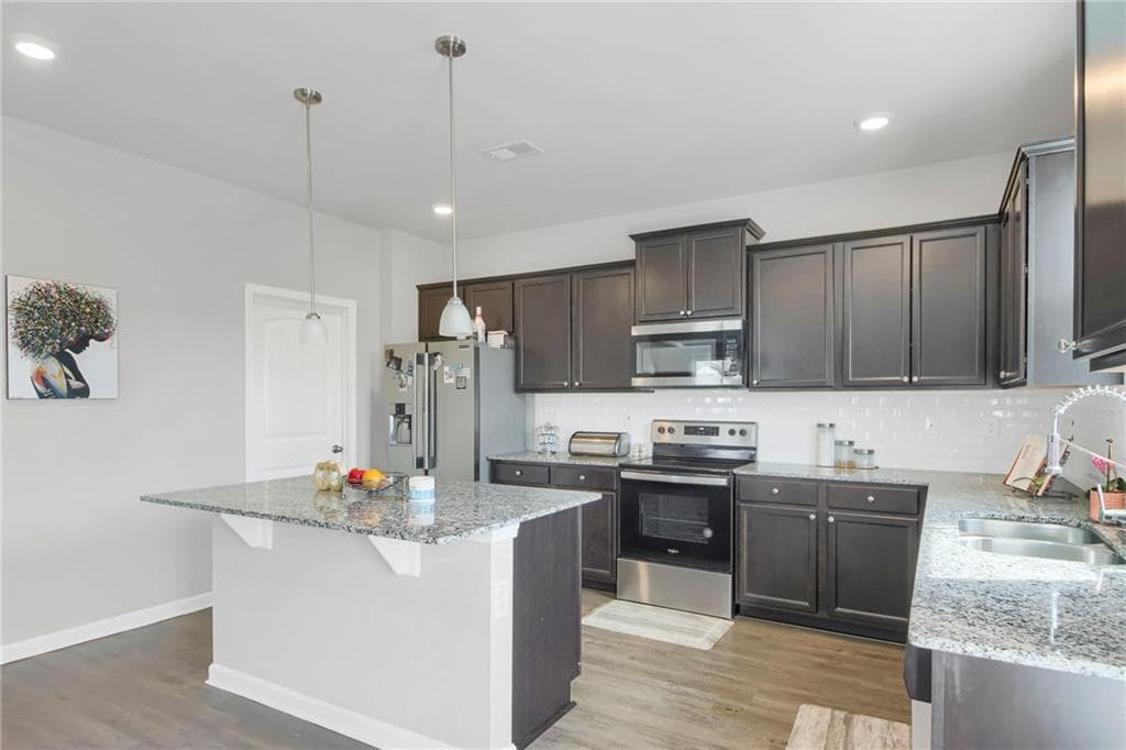5 bedroom, 3 bathroom, 2,802 sq ft single family residence under contract at 6806 Creekgate Way, Douglasville, GA 30134 — photo 8