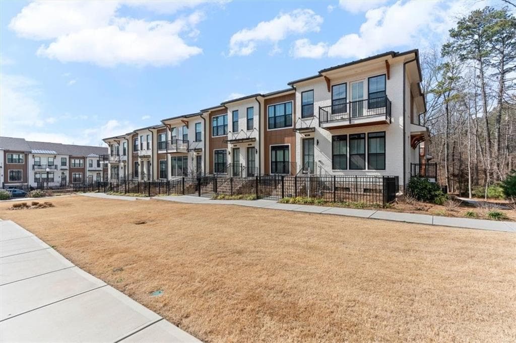 3 bedroom, 4 bathroom, 2,268 sq ft townhouse for sale at 445 Olmstead Way, Alpharetta, GA 30022 — photo 2