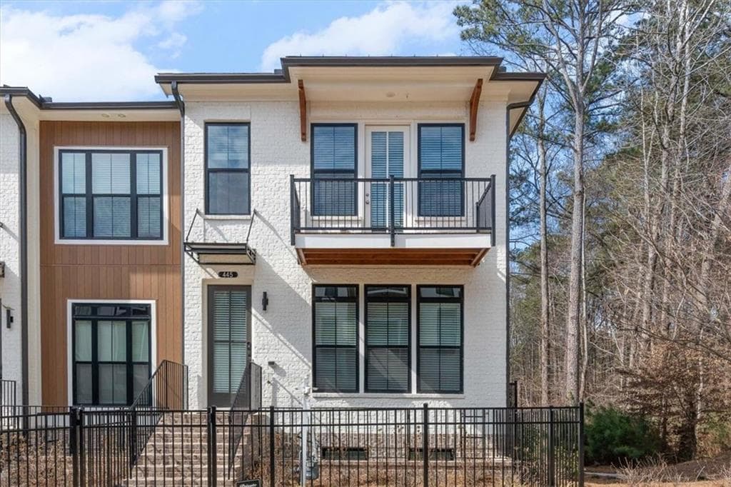 3 bedroom, 4 bathroom, 2,268 sq ft townhouse for sale at 445 Olmstead Way, Alpharetta, GA 30022 — photo 3