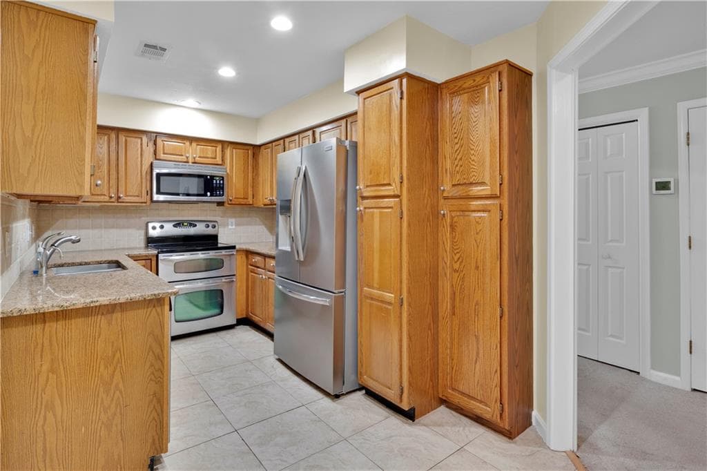 3 bedroom, 2 bathroom, 1,720 sq ft condominium for sale at 26204 Plantation Drive, Atlanta, GA 30324 — photo 8