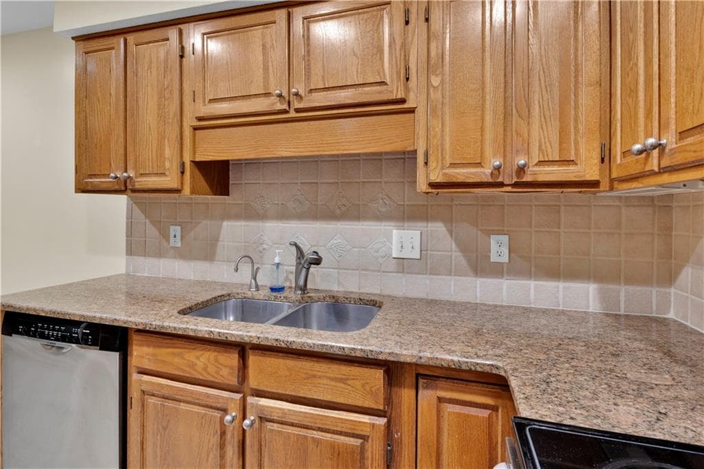 3 bedroom, 2 bathroom, 1,720 sq ft condominium for sale at 26204 Plantation Drive, Atlanta, GA 30324 — photo 9