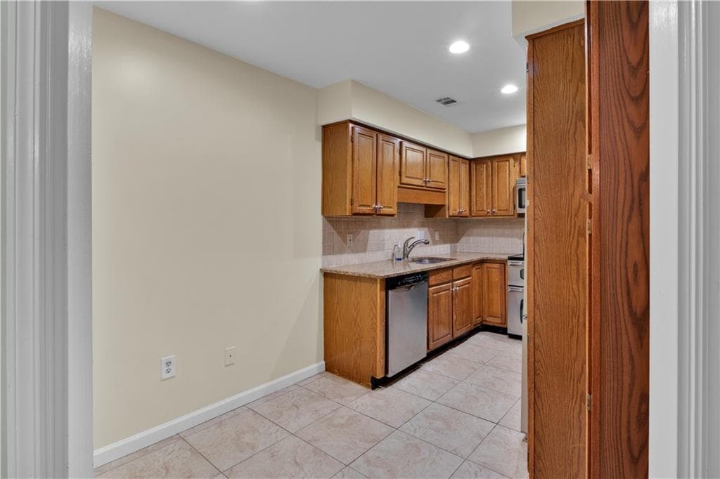 3 bedroom, 2 bathroom, 1,720 sq ft condominium for sale at 26204 Plantation Drive, Atlanta, GA 30324 — photo 10