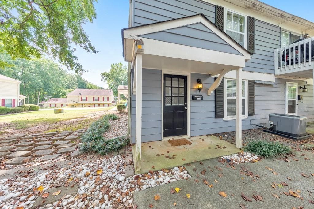 2 bedroom, 1 bathroom, 969 sq ft condominium for sale at 1313 Surrey Lane, Marietta, GA 30008 — photo 2