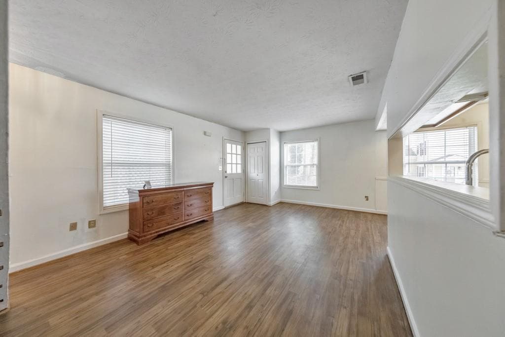 2 bedroom, 1 bathroom, 969 sq ft condominium for sale at 1313 Surrey Lane, Marietta, GA 30008 — photo 5