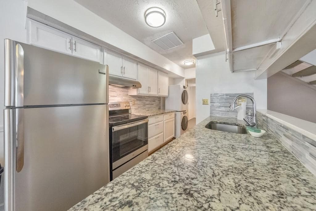 2 bedroom, 1 bathroom, 969 sq ft condominium for sale at 1313 Surrey Lane, Marietta, GA 30008 — photo 8