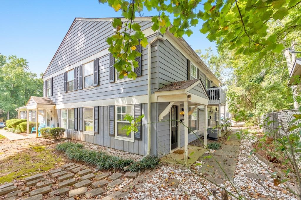 2 bedroom, 1 bathroom, 969 sq ft condominium for sale at 1313 Surrey Lane, Marietta, GA 30008 — photo 1 of 23