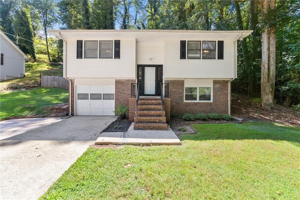 3 bedroom, 2 bathroom, 1,586 sq ft single family residence for sale at 1421 Northwood Circle, Gainesville, GA 30501 — photo 1 of 36