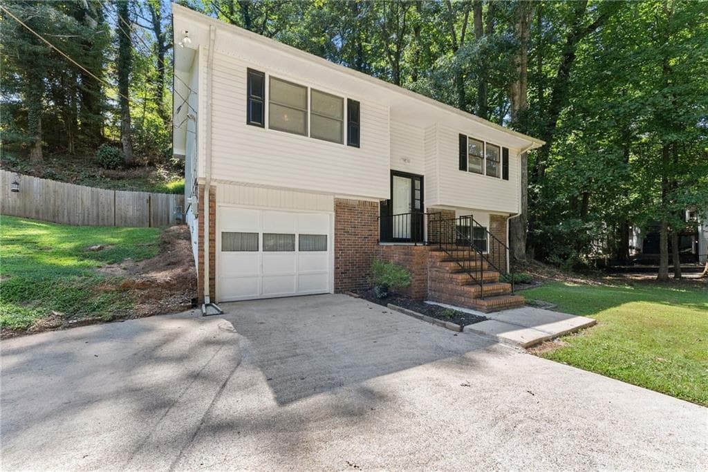 3 bedroom, 2 bathroom, 1,586 sq ft single family residence for sale at 1421 Northwood Circle, Gainesville, GA 30501 — photo 3